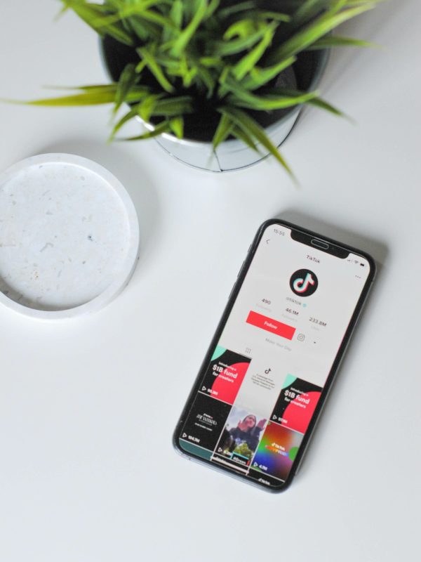 Photo d'un téléphone avec l'application tiktok